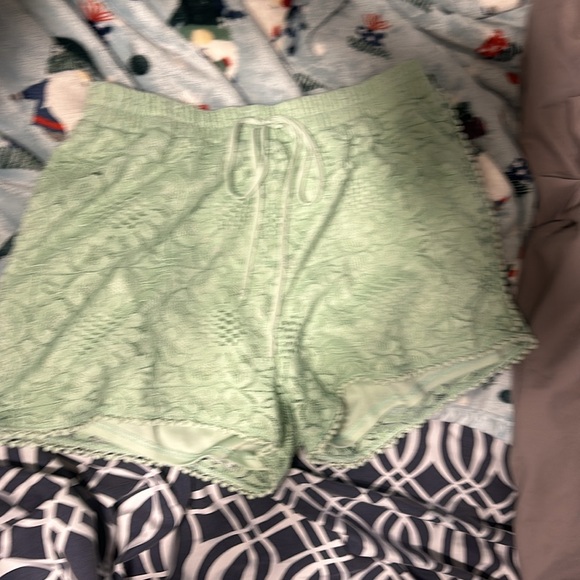 Light green Summer shorts, non-adjustable waist size medium - Picture 3 of 6